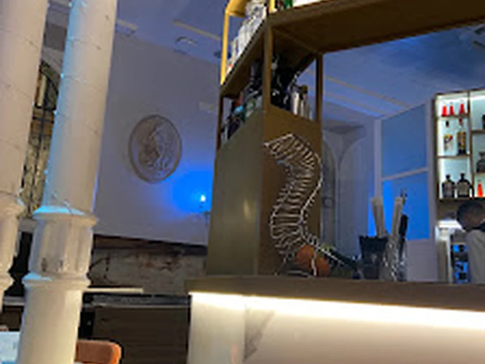 8 e 1/2 Cocktail & Wine bar