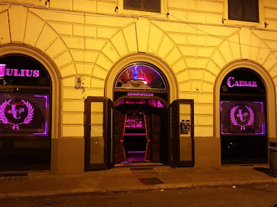 Julius Caesar Gurgustium - Pub Lounge, Cocktail & Dance Bar